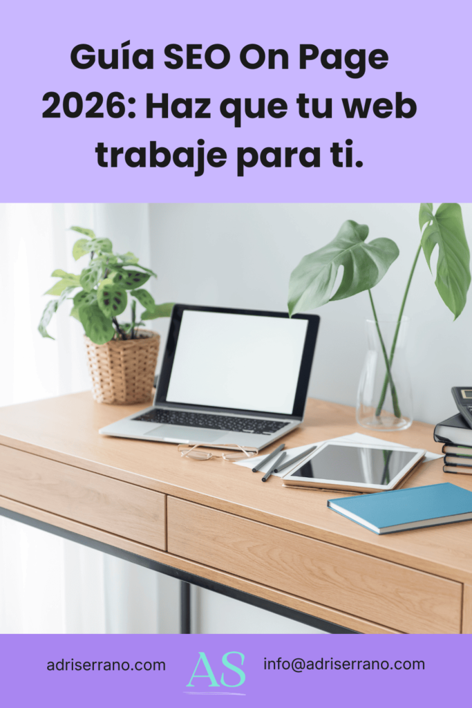 Escritorio de diseño minimalista con laptop y tablet, representando una guía estratégica de SEO on page para sitios web profesionales.