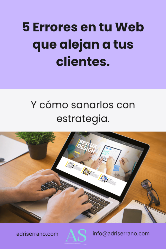 Errores en Diseño Web Laptop sobre escritorio con diseño web estratégico y texto sobre errores comunes que alejan a clientes.
