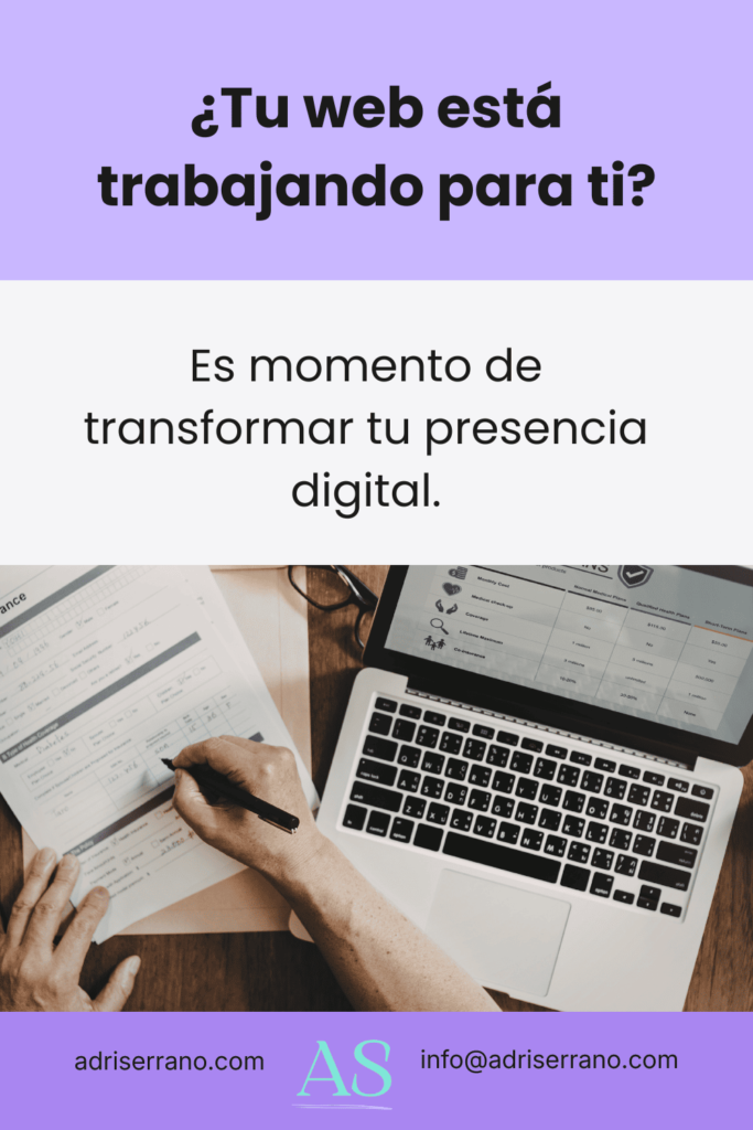 Manos organizando documentos junto a una laptop, simbolizando la optimización y transformación de una presencia digital.